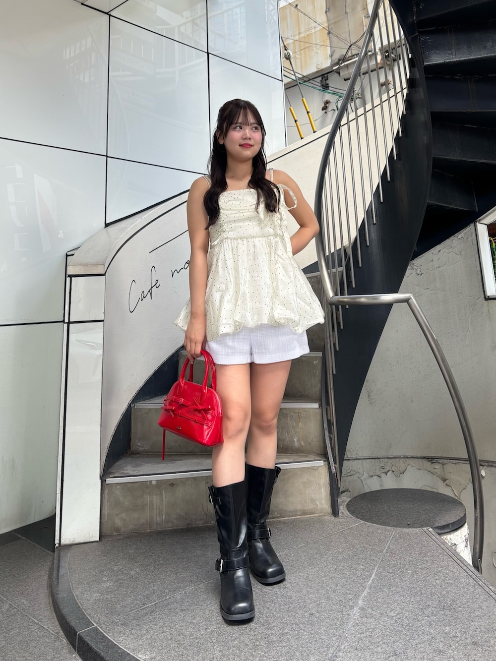 ホワイト系のシャツ/ブラウス、ホワイト系のその他パンツ、ブラック系のブーツを着用したレディースの夏コーディネートの2枚目の写真