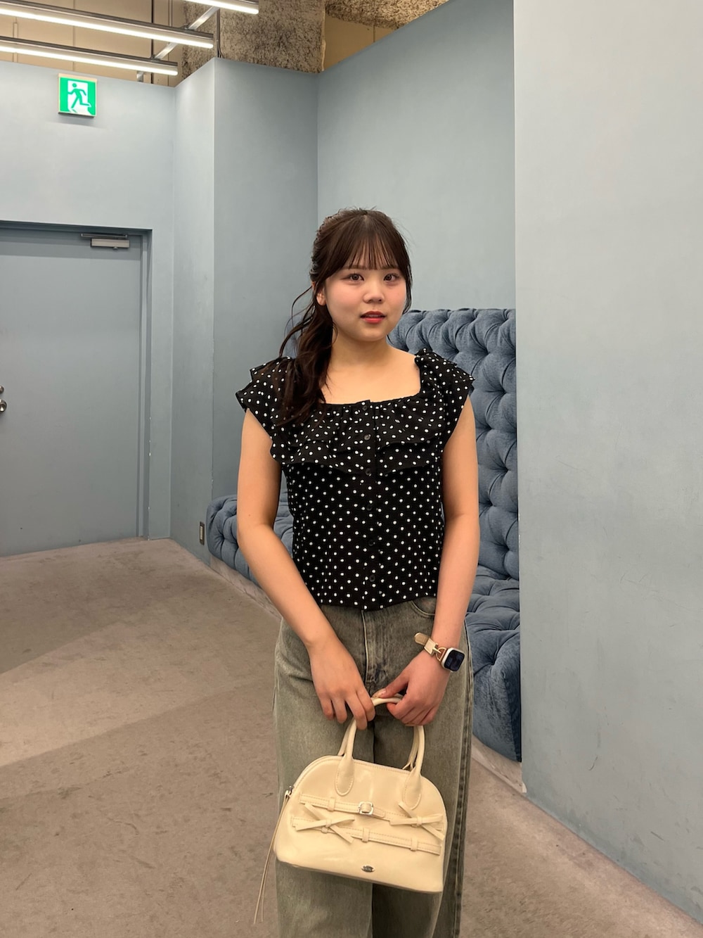 ブラック系のシャツ/ブラウス、ブルー系のデニムパンツ、ホワイト系のサンダルを着用したレディースの夏コーディネートの3枚目の写真