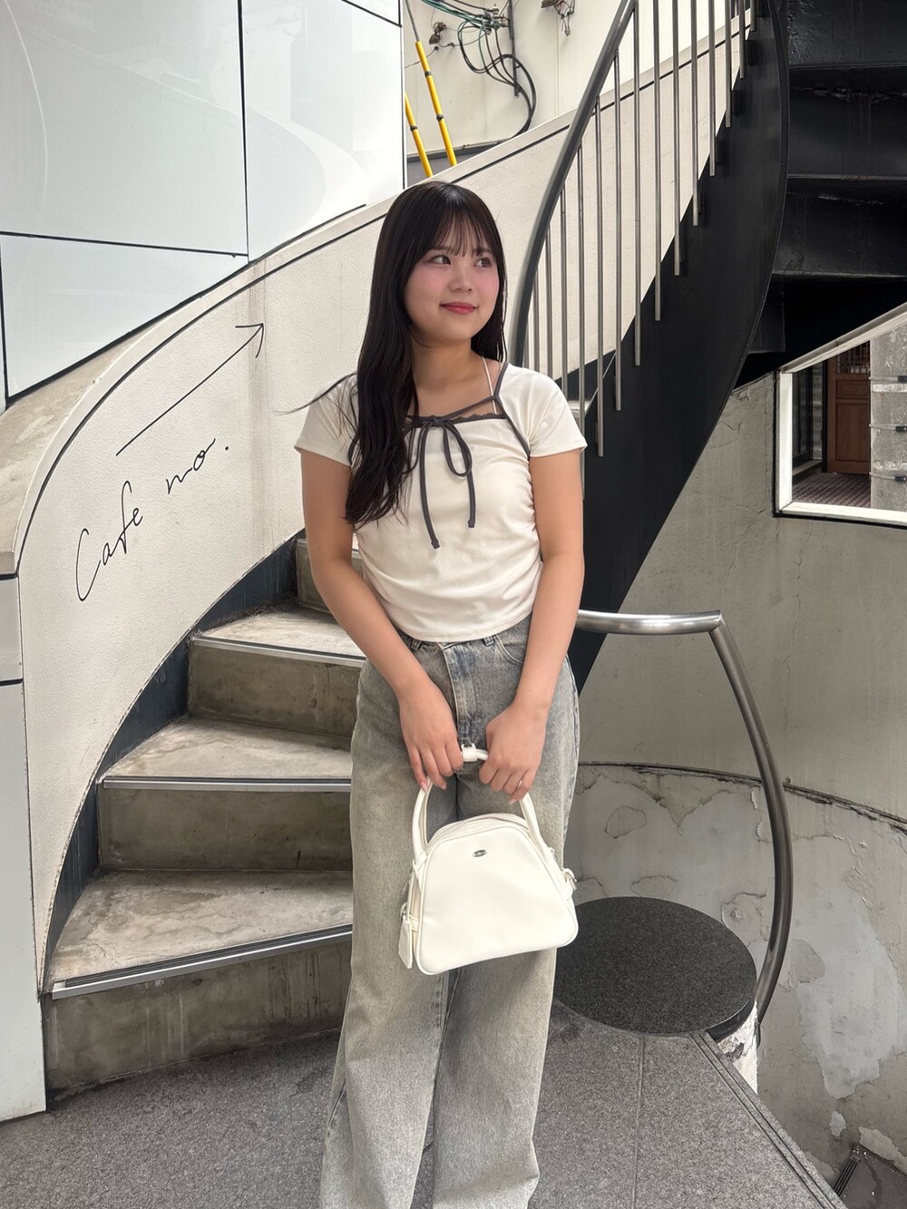 ホワイト系のTシャツ/カットソー、ブルー系のデニムパンツ、レッド系のサンダルを着用したレディースの春コーディネートの4枚目の写真