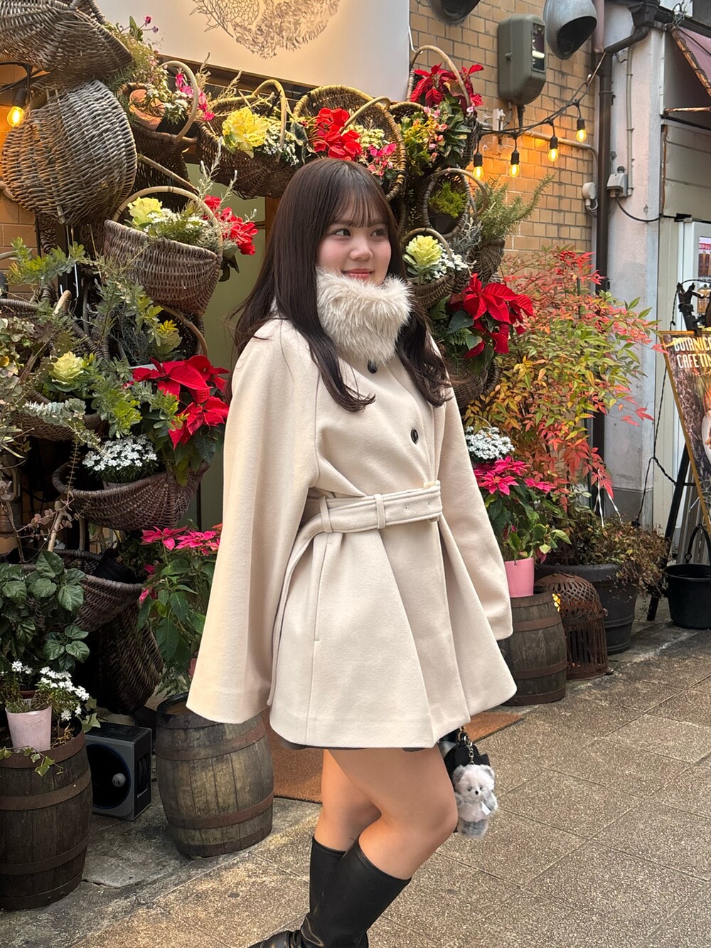 ホワイト系のその他アウターを着用したレディースの夏コーディネートの2枚目の写真