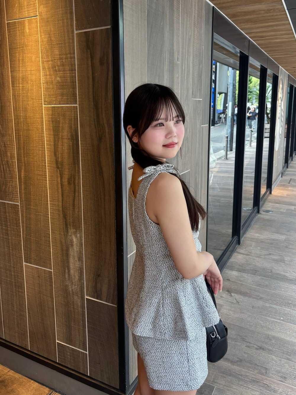 ホワイト系のベスト、ホワイト系のその他パンツ、ブラック系のブーツを着用したレディースの夏コーディネートの4枚目の写真