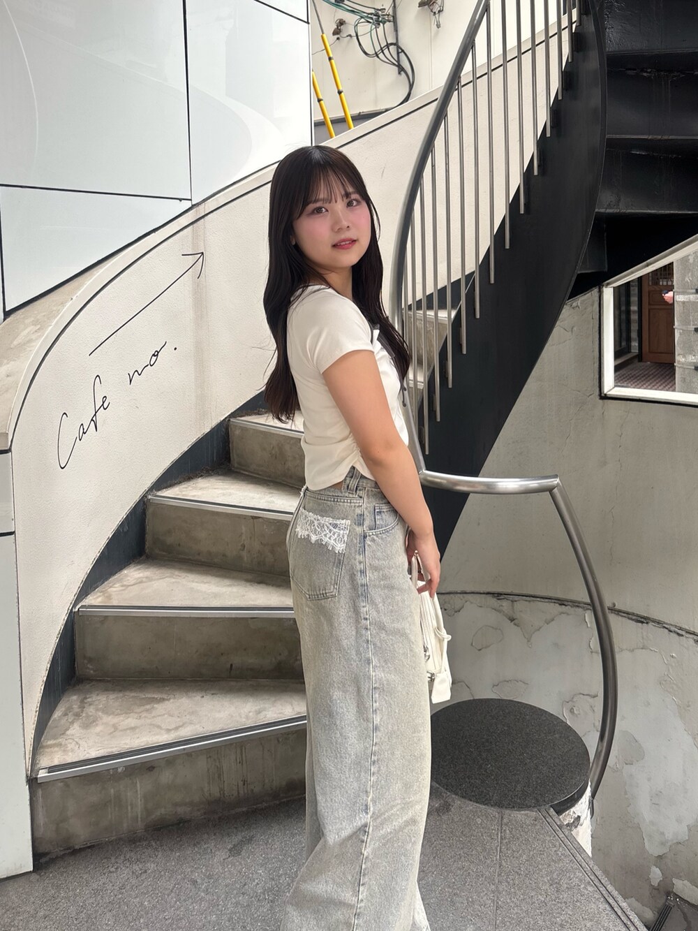 ホワイト系のTシャツ/カットソー、ブルー系のデニムパンツ、レッド系のサンダルを着用したレディースの春コーディネートの5枚目の写真