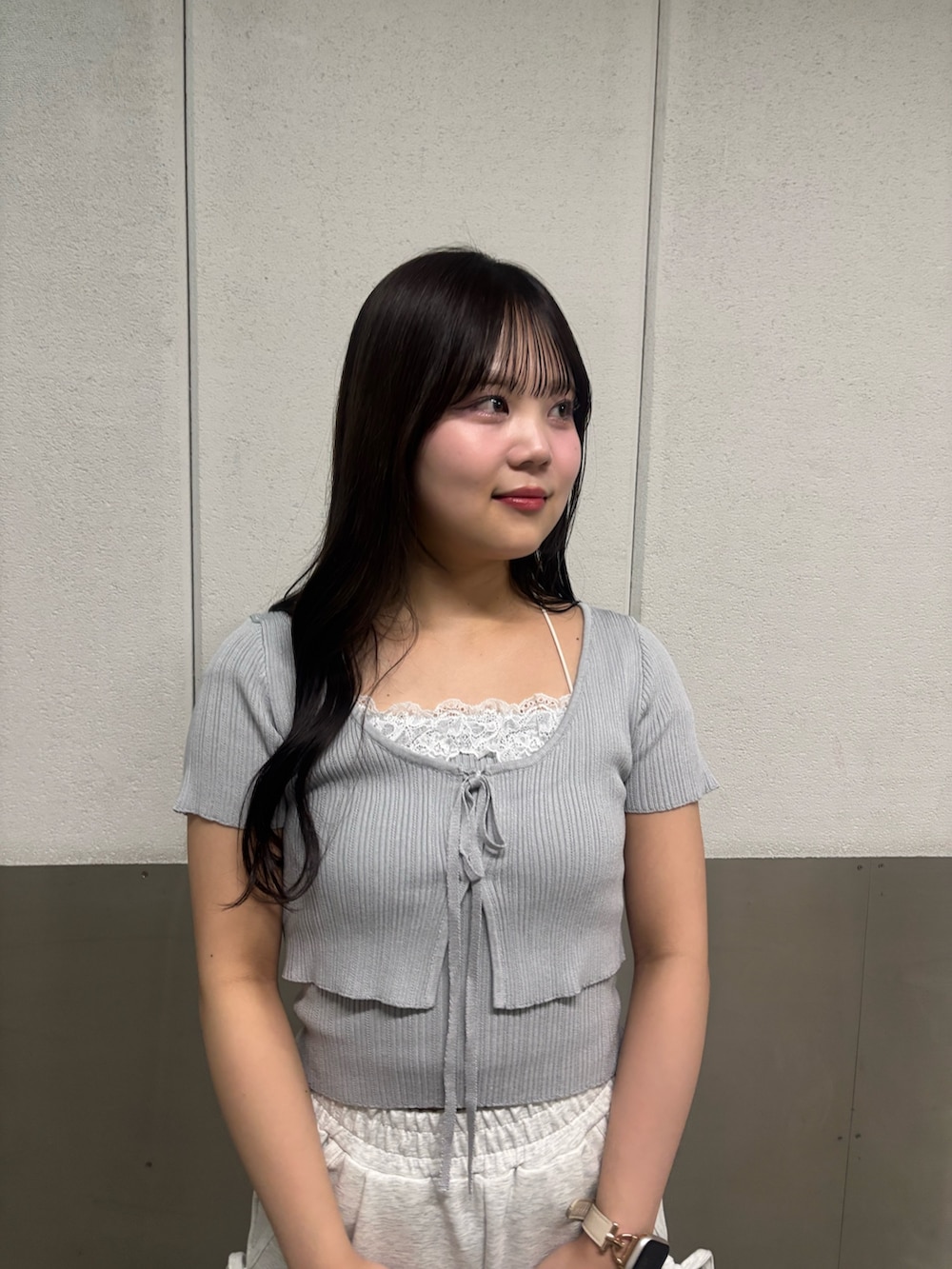 ブルー系のカーディガン/ボレロ、ベージュ系のスウェットパンツ、ホワイト系のサンダルを着用したレディースの春コーディネートの3枚目の写真