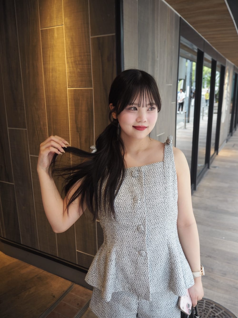 ホワイト系のベスト、ホワイト系のその他パンツ、ブラック系のブーツを着用したレディースの夏コーディネートの3枚目の写真