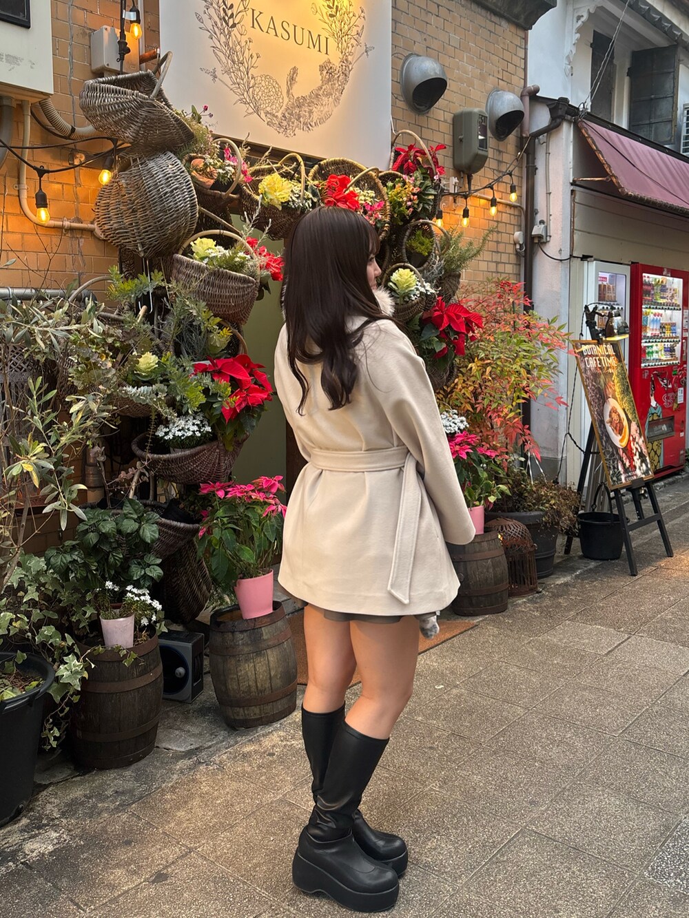 ホワイト系のその他アウターを着用したレディースの夏コーディネートの3枚目の写真