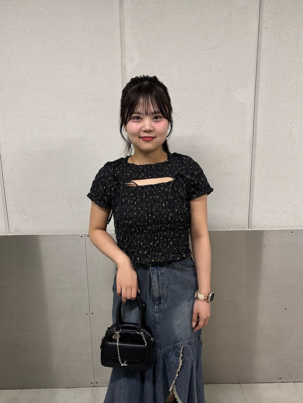 ブルー系のスカート、ブラック系のTシャツ/カットソー、ブラック系のボストンバッグを着用したレディースの夏コーディネートの4枚目の写真