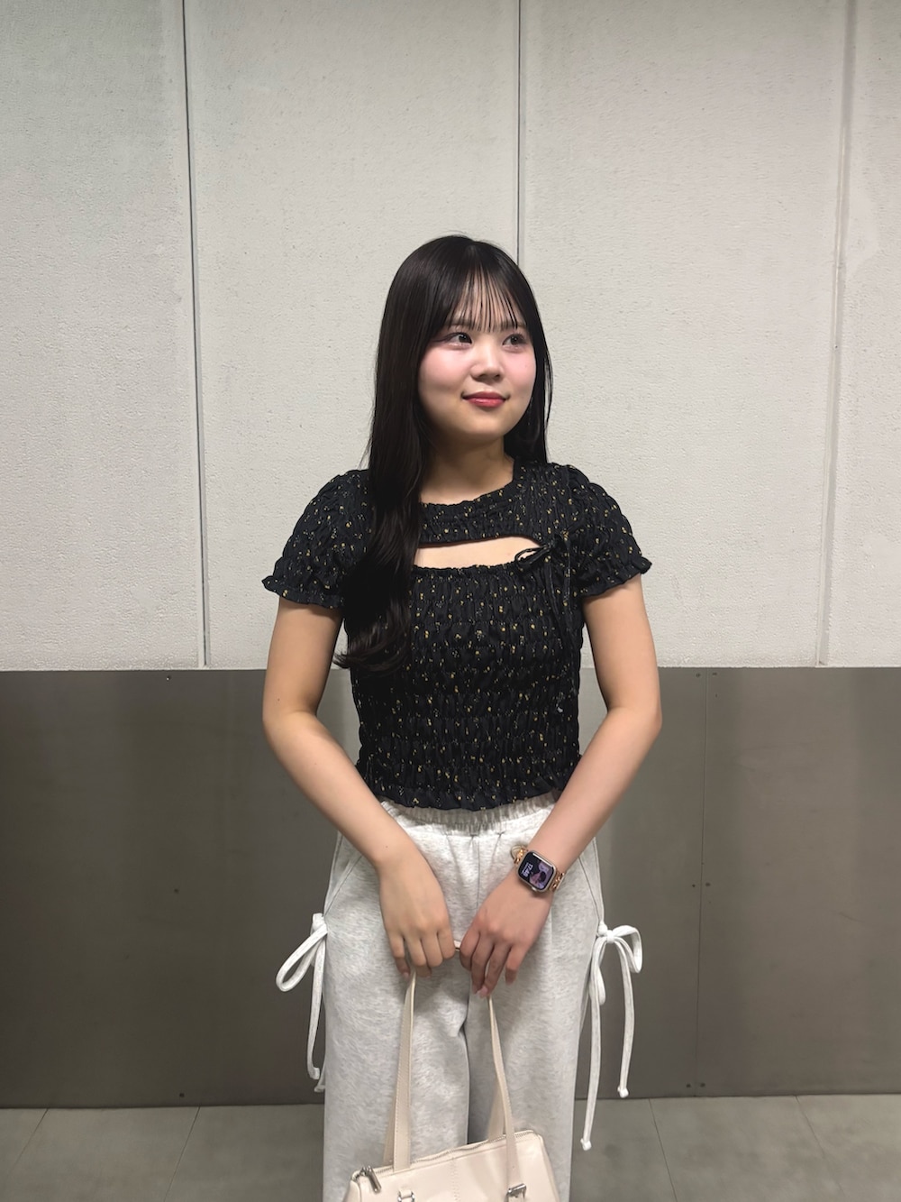 ブラック系のTシャツ/カットソー、ホワイト系のサンダル、ホワイト系のボストンバッグを着用したレディースの春コーディネートの4枚目の写真