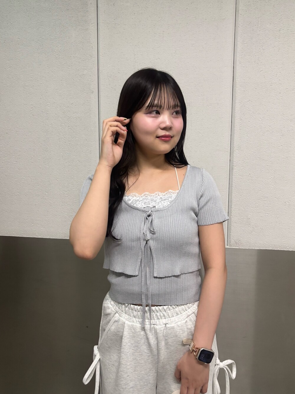 ブルー系のカーディガン/ボレロ、ベージュ系のスウェットパンツ、ホワイト系のサンダルを着用したレディースの春コーディネートの4枚目の写真