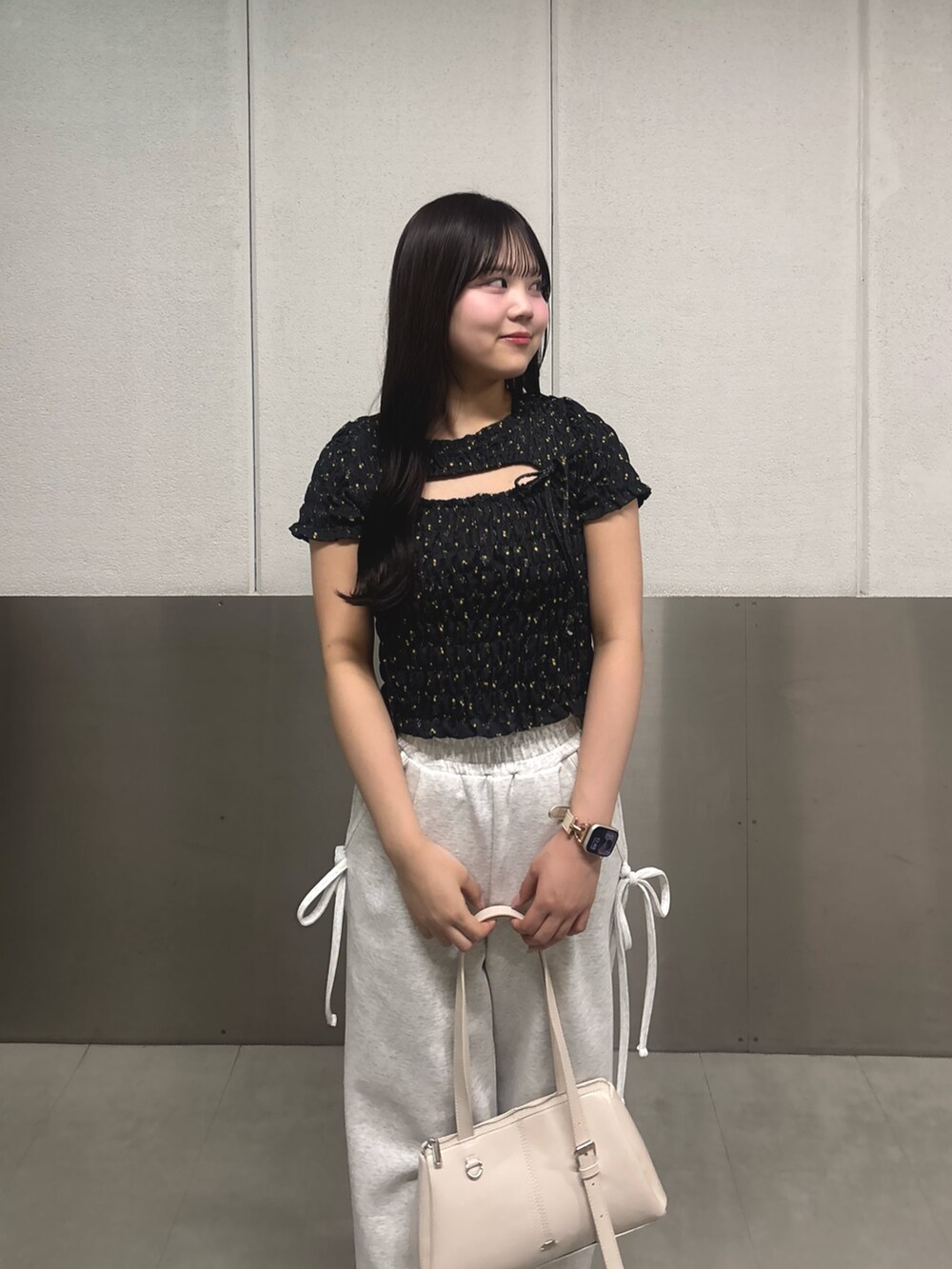 ブラック系のTシャツ/カットソー、ホワイト系のサンダル、ホワイト系のボストンバッグを着用したレディースの春コーディネートの3枚目の写真