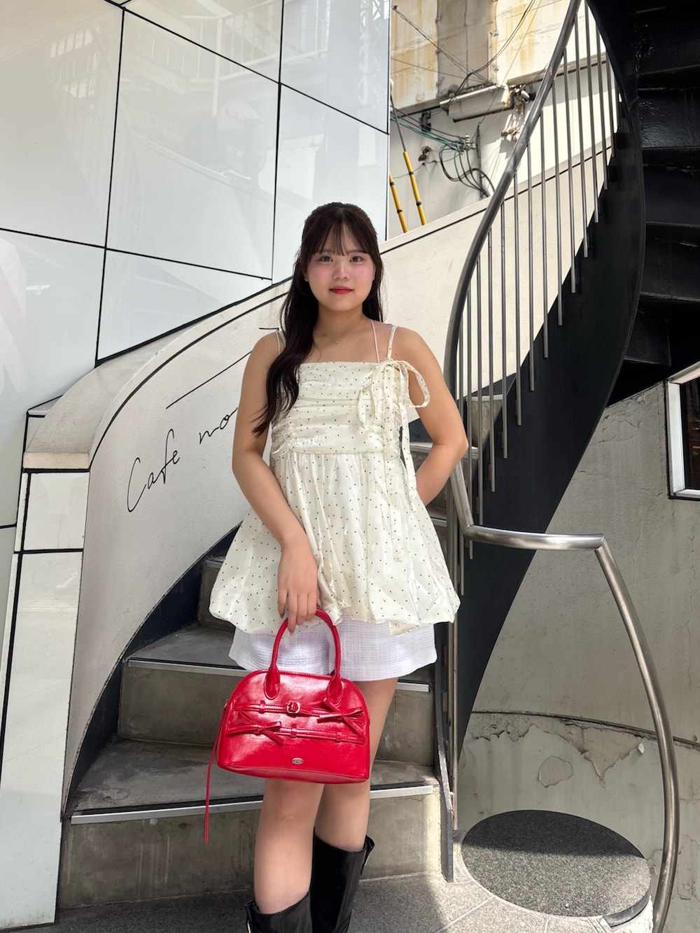 ホワイト系のシャツ/ブラウス、ホワイト系のその他パンツ、ブラック系のブーツを着用したレディースの夏コーディネートの3枚目の写真