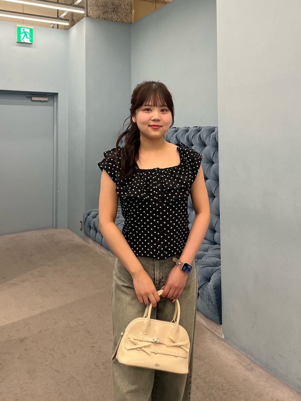 ブラック系のシャツ/ブラウス、ブルー系のデニムパンツ、ホワイト系のサンダルを着用したレディースの夏コーディネートの4枚目の写真