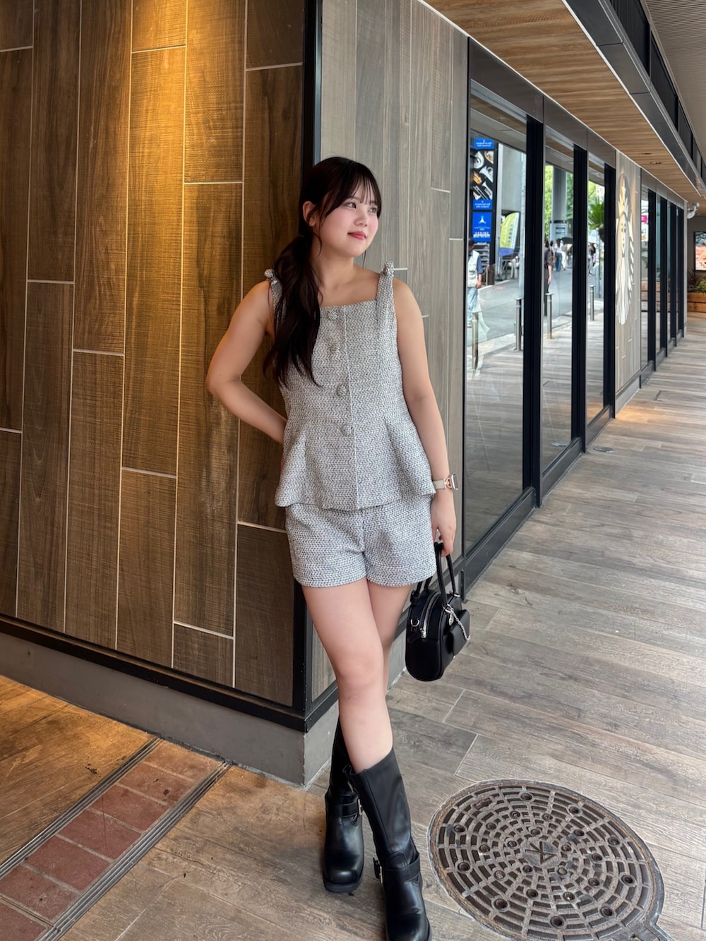 ホワイト系のベスト、ホワイト系のその他パンツ、ブラック系のブーツを着用したレディースの夏コーディネートの2枚目の写真