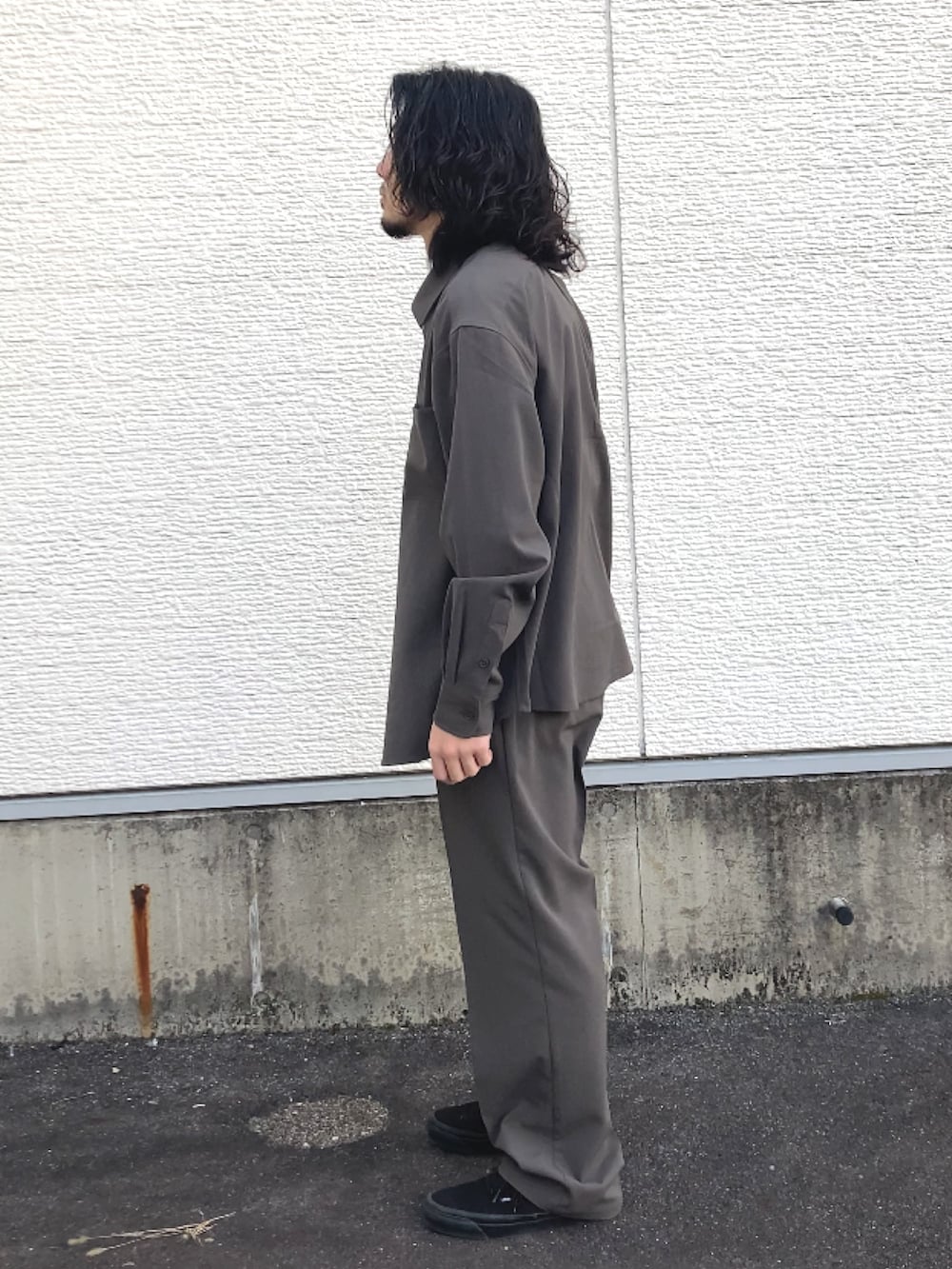 グリーン系のシャツ/ブラウス、グリーン系のその他パンツ、グレー系のTシャツ/カットソーを着用したメンズの春コーディネートの2枚目の写真