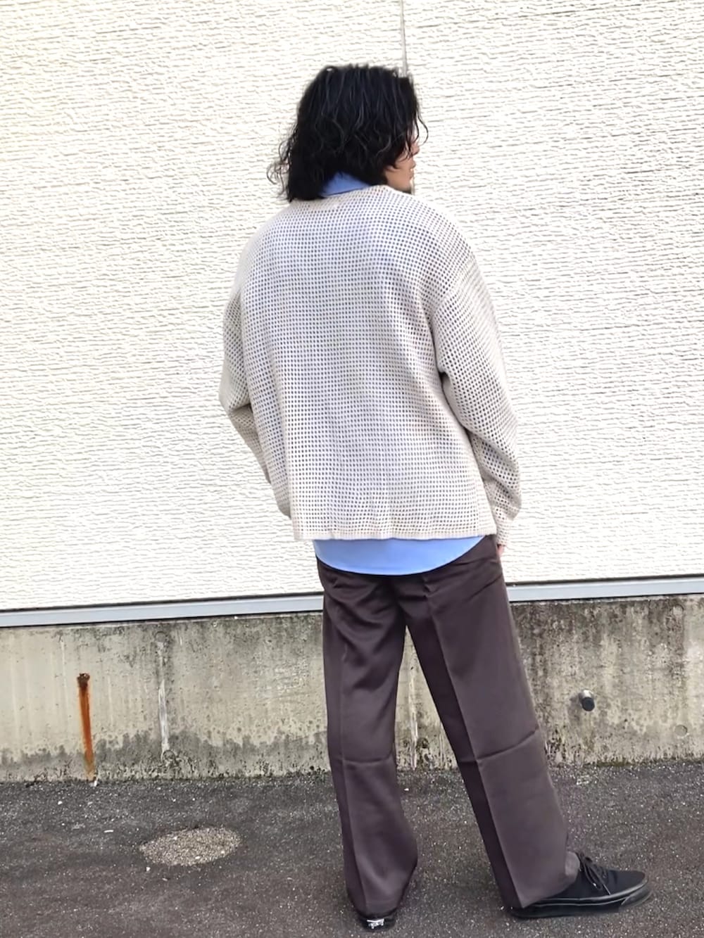 ブルー系のシャツ/ブラウス、ホワイト系のカーディガン/ボレロ、ブラック系のスラックスを着用したメンズの冬コーディネートの3枚目の写真