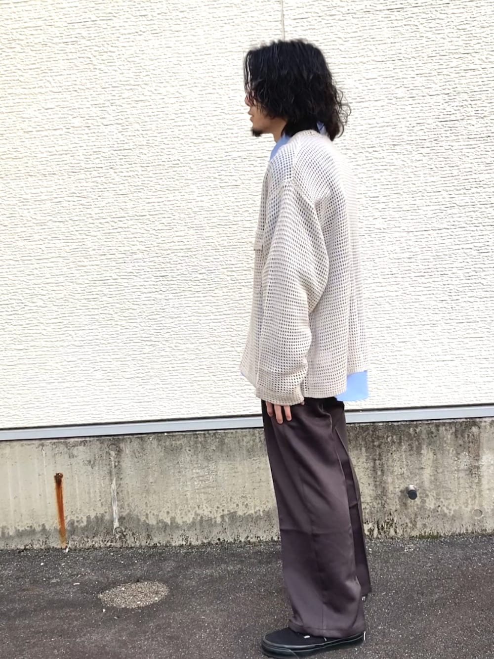 ブルー系のシャツ/ブラウス、ホワイト系のカーディガン/ボレロ、ブラック系のスラックスを着用したメンズの冬コーディネートの2枚目の写真