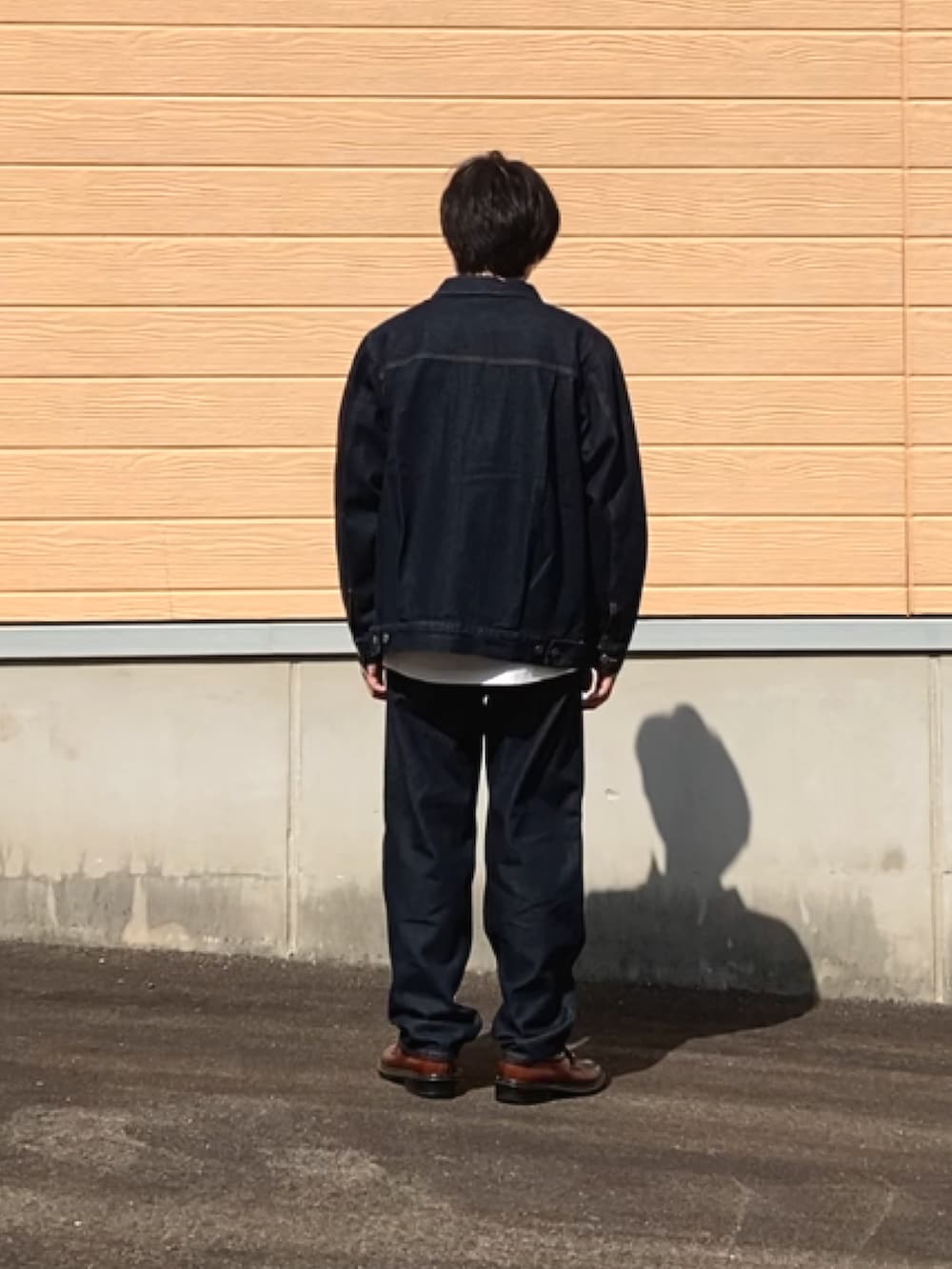 ブルー系のデニムジャケット、その他のTシャツ/カットソー、ブルー系のその他パンツを着用したメンズの夏コーディネートの3枚目の写真
