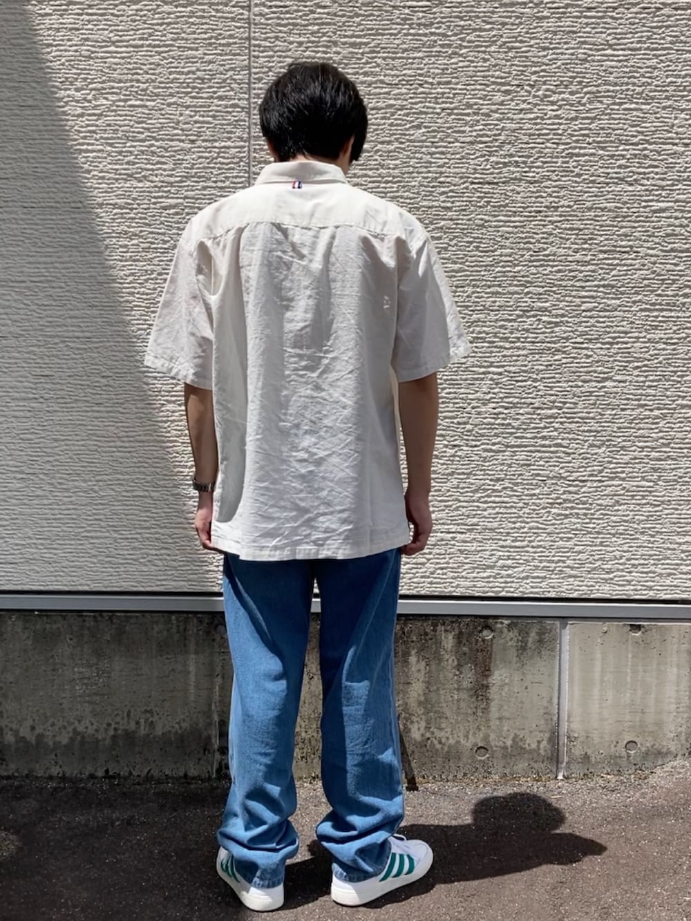 ホワイト系のシャツ/ブラウス、ブルー系のデニムパンツを着用したメンズの夏コーディネートの3枚目の写真