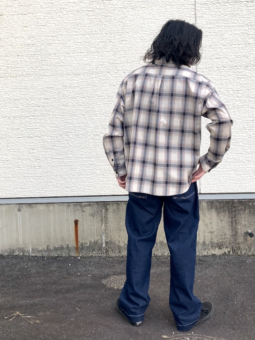 ベージュ系のシャツ/ブラウス、ブルー系のデニムパンツを着用したメンズの春コーディネートの3枚目の写真