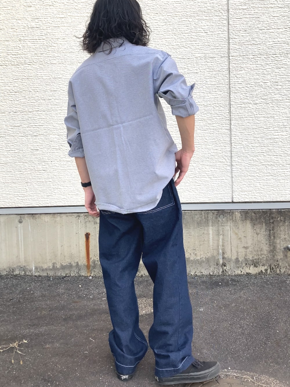 ブラック系のシャツ/ブラウス、ブルー系のデニムパンツ、ブラック系のスニーカーを着用したメンズの春コーディネートの3枚目の写真