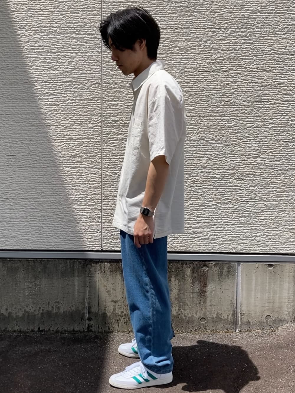 ホワイト系のシャツ/ブラウス、ブルー系のデニムパンツを着用したメンズの夏コーディネートの2枚目の写真