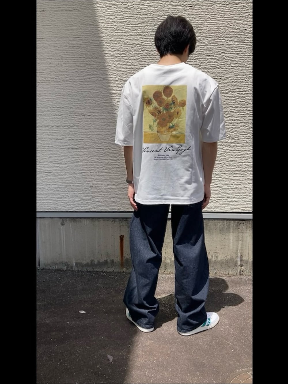 その他のTシャツ/カットソー、ブルー系のデニムパンツを着用したメンズの夏コーディネートの3枚目の写真