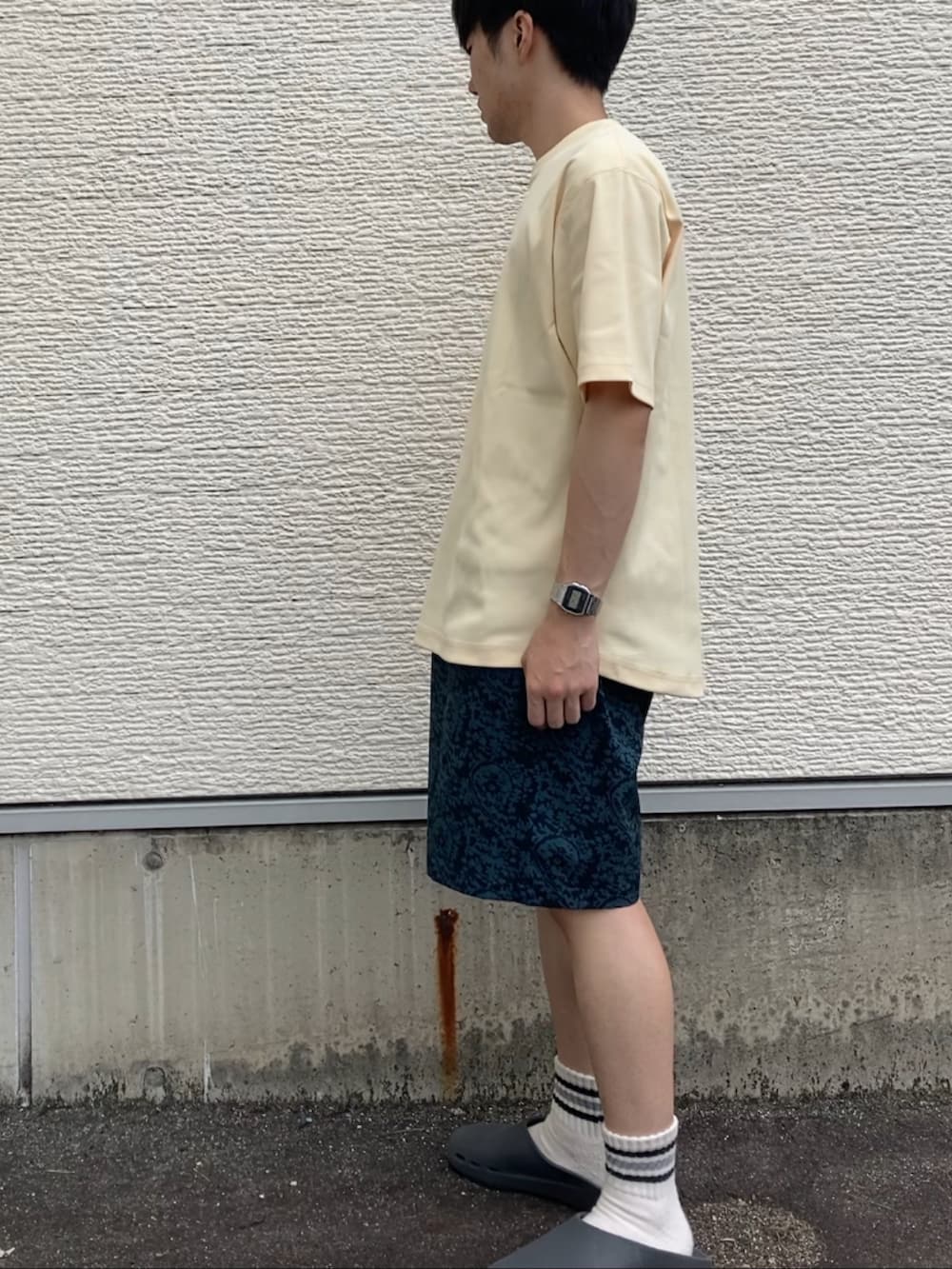 その他のその他パンツ、イエロー系のTシャツ/カットソーを着用したメンズの夏コーディネートの2枚目の写真