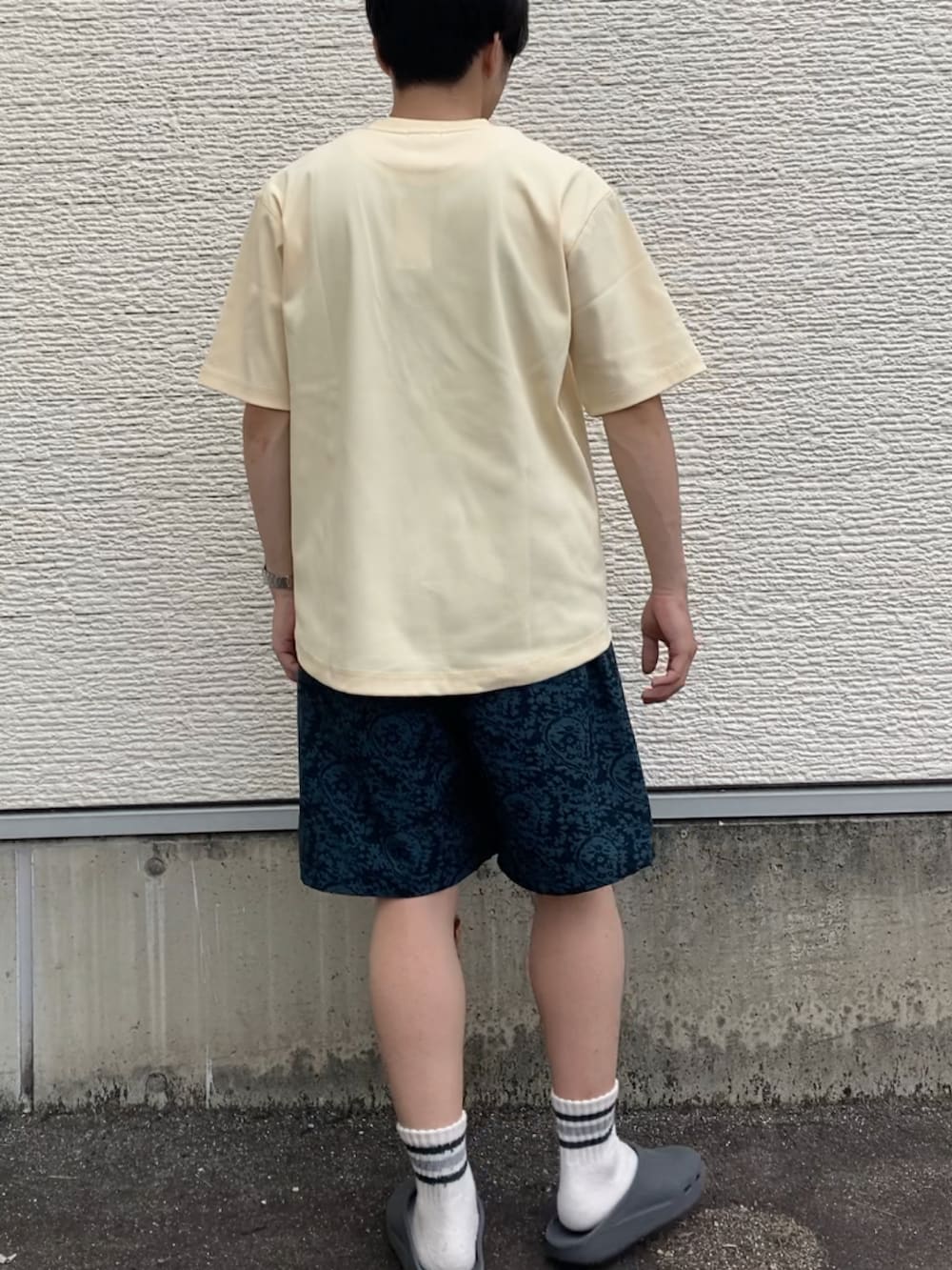 その他のその他パンツ、イエロー系のTシャツ/カットソーを着用したメンズの夏コーディネートの3枚目の写真