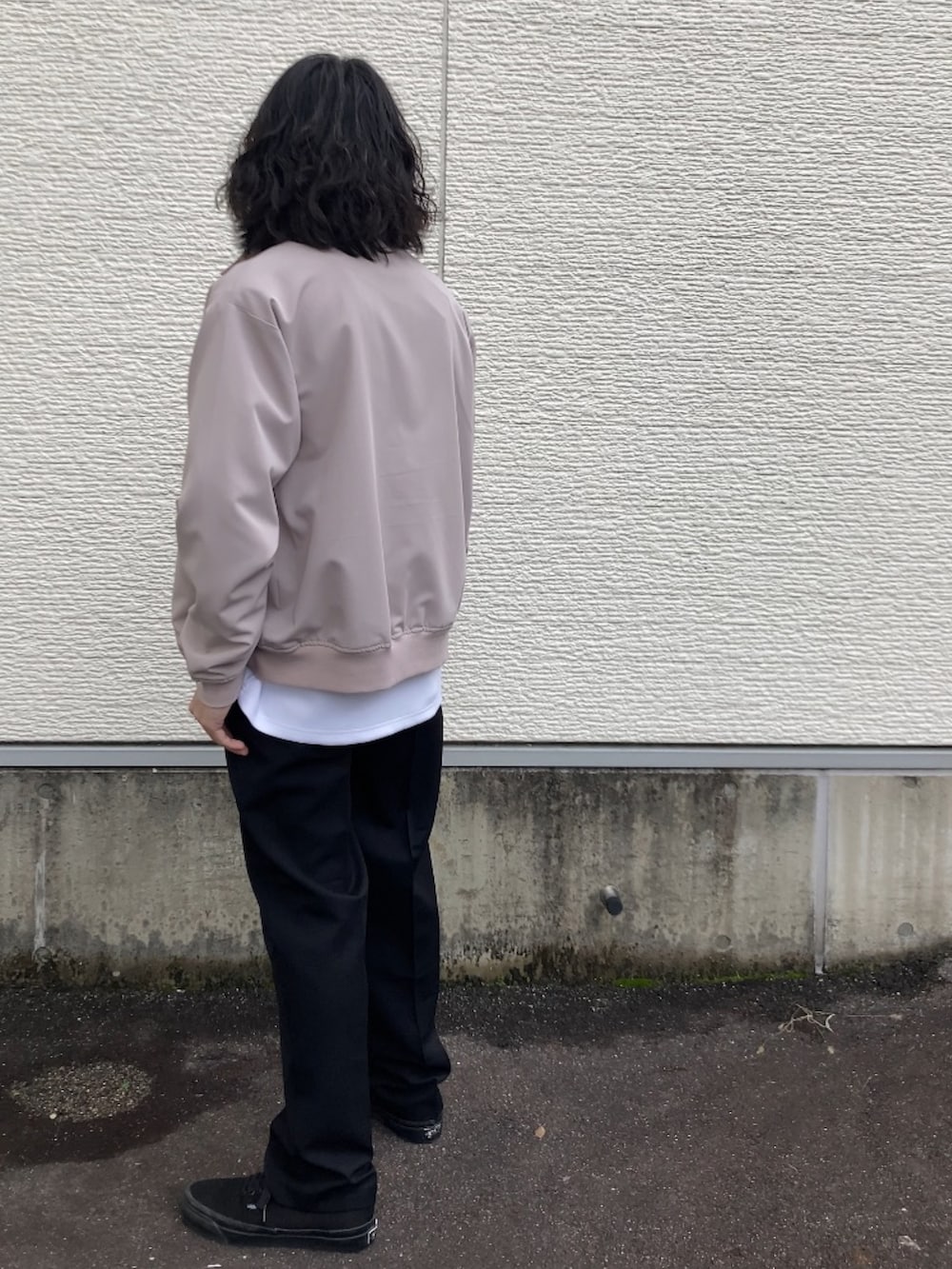 ベージュ系のブルゾン、ホワイト系のスウェット、ブラック系のその他パンツを着用したメンズの春コーディネートの2枚目の写真