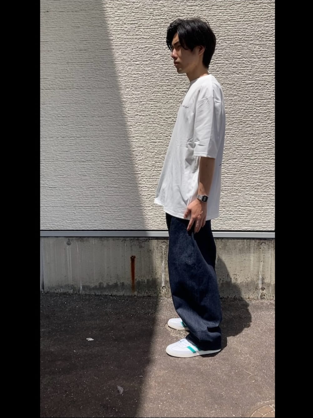 その他のTシャツ/カットソー、ブルー系のデニムパンツを着用したメンズの夏コーディネートの2枚目の写真
