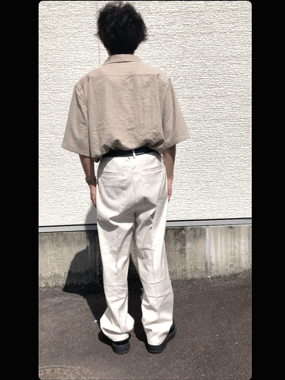 ベージュ系のシャツ/ブラウス、ホワイト系のその他パンツを着用したメンズの秋コーディネートの3枚目の写真