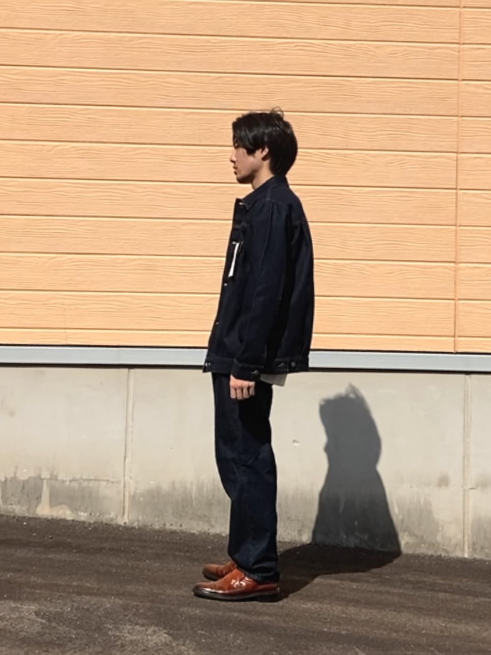 ブルー系のデニムジャケット、その他のTシャツ/カットソー、ブルー系のその他パンツを着用したメンズの夏コーディネートの2枚目の写真