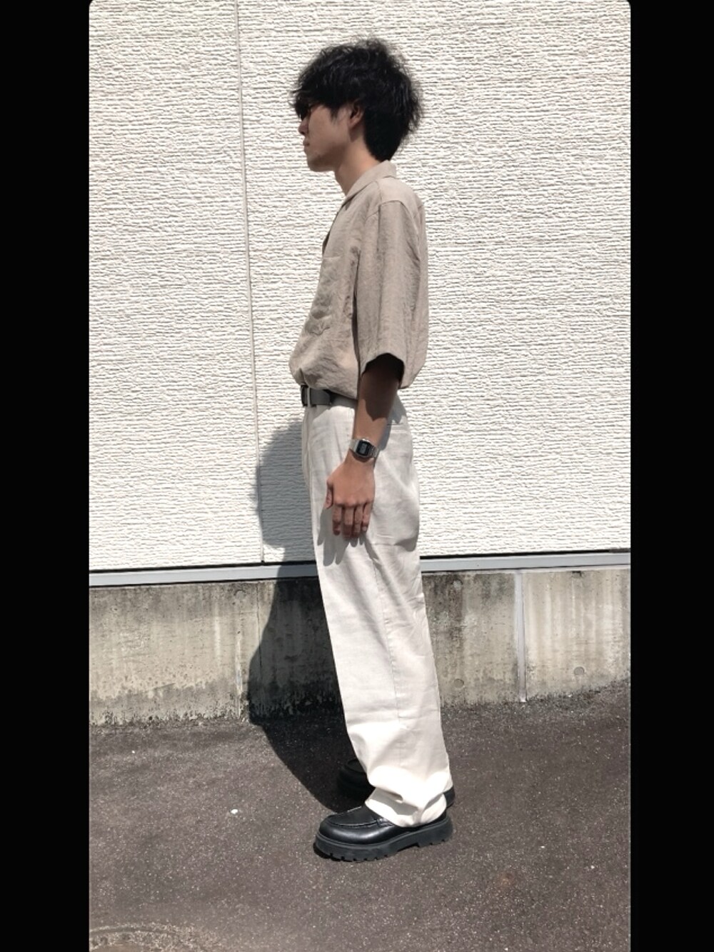 ベージュ系のシャツ/ブラウス、ホワイト系のその他パンツを着用したメンズの秋コーディネートの2枚目の写真