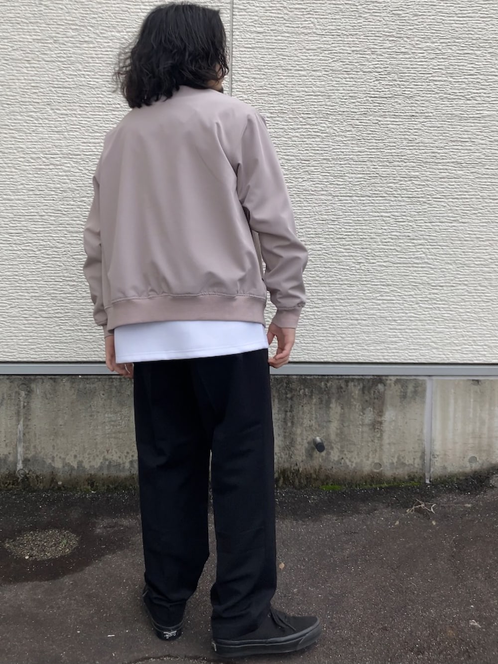 ベージュ系のブルゾン、ホワイト系のスウェット、ブラック系のその他パンツを着用したメンズの春コーディネートの3枚目の写真