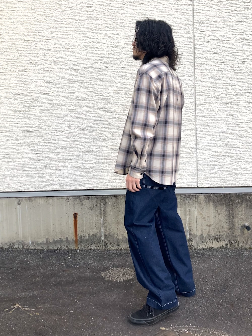 ベージュ系のシャツ/ブラウス、ブルー系のデニムパンツを着用したメンズの春コーディネートの2枚目の写真