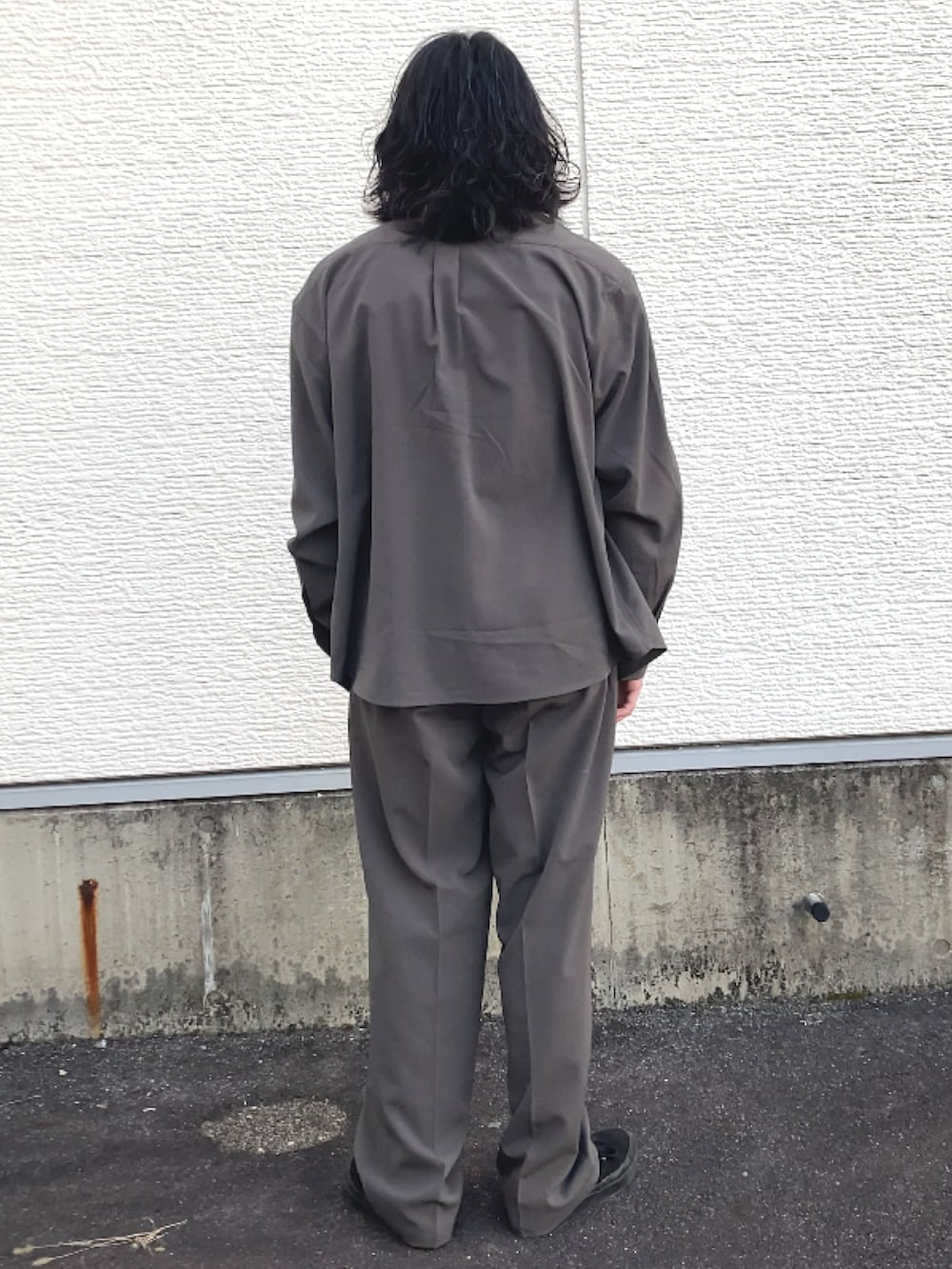 グリーン系のシャツ/ブラウス、グリーン系のその他パンツ、グレー系のTシャツ/カットソーを着用したメンズの春コーディネートの3枚目の写真