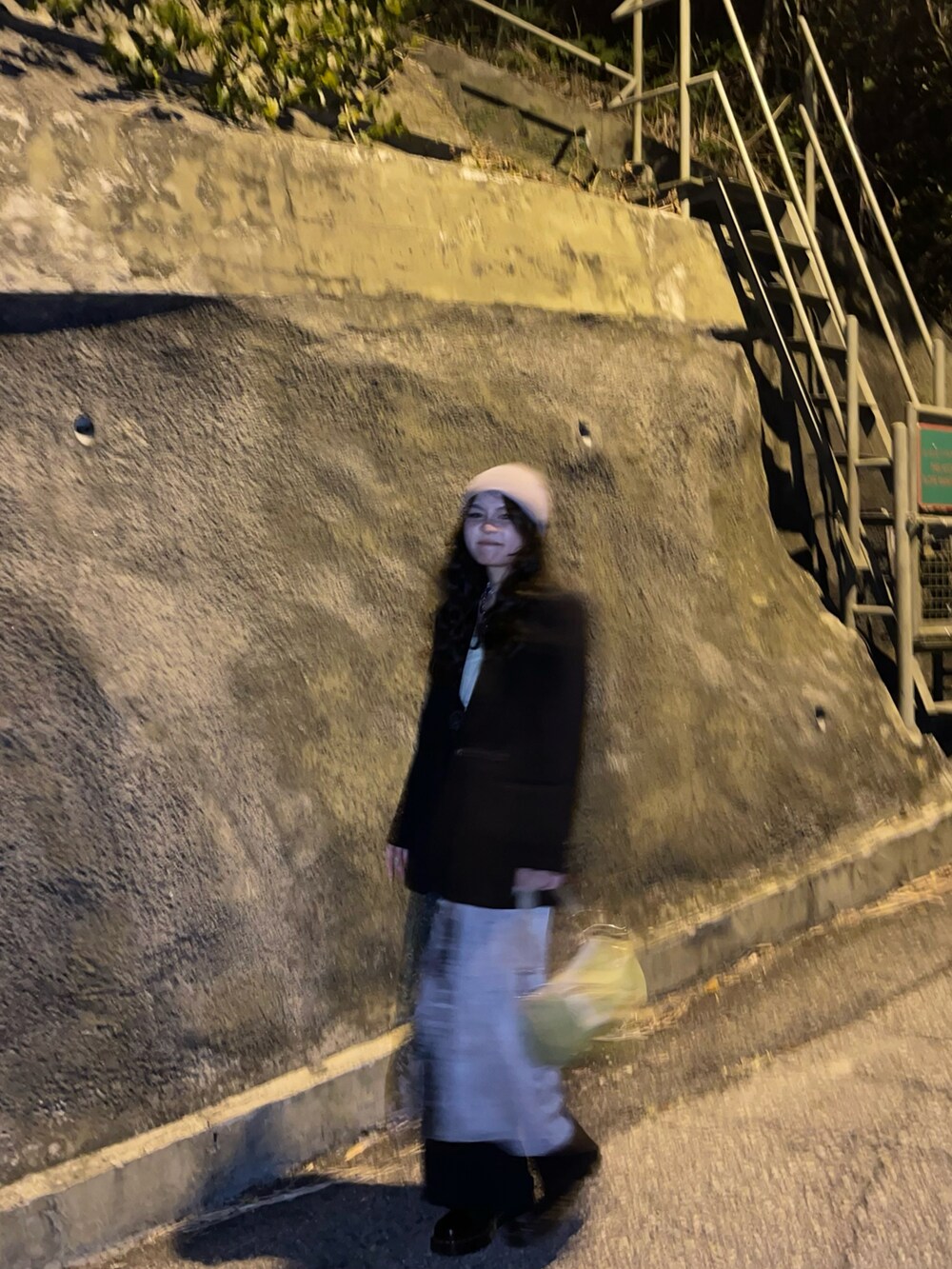 ブラック系のスニーカーを着用したレディースの冬コーディネートの2枚目の写真