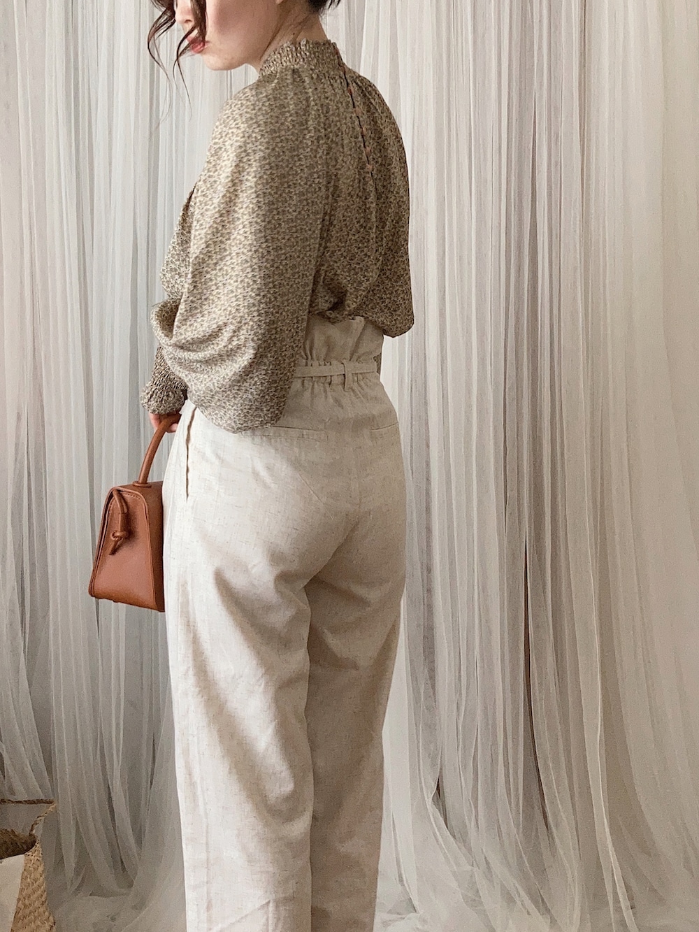 ベージュ系のシャツ/ブラウス、ブラウン系のショルダーバッグ、ブラウン系のローファーを着用したレディースの冬コーディネートの4枚目の写真