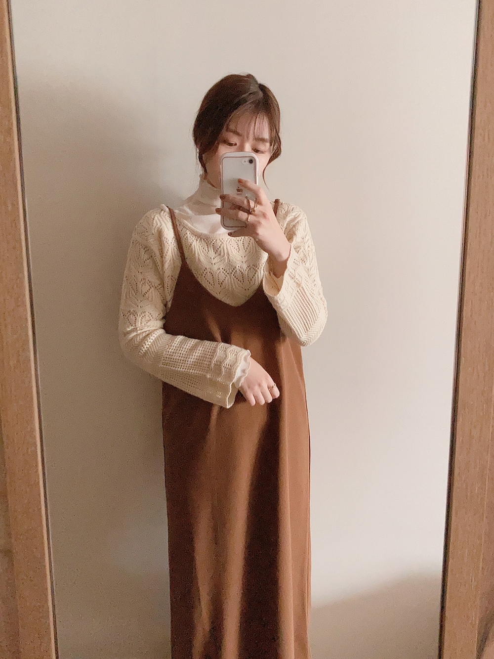 ブラウン系のワンピース、ホワイト系のTシャツ/カットソー、ベージュ系のニット/セーターを着用したレディースの冬コーディネートの2枚目の写真