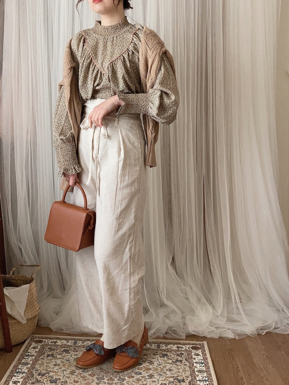 ベージュ系のシャツ/ブラウス、ブラウン系のショルダーバッグ、ブラウン系のローファーを着用したレディースの冬コーディネートの3枚目の写真