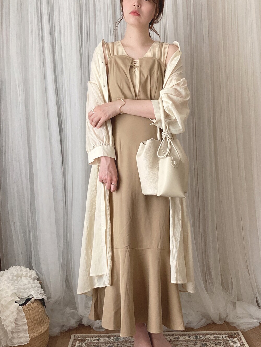 ベージュ系のワンピース、ホワイト系のニット/セーター、ホワイト系のワンピースを着用したレディースの夏コーディネートの3枚目の写真