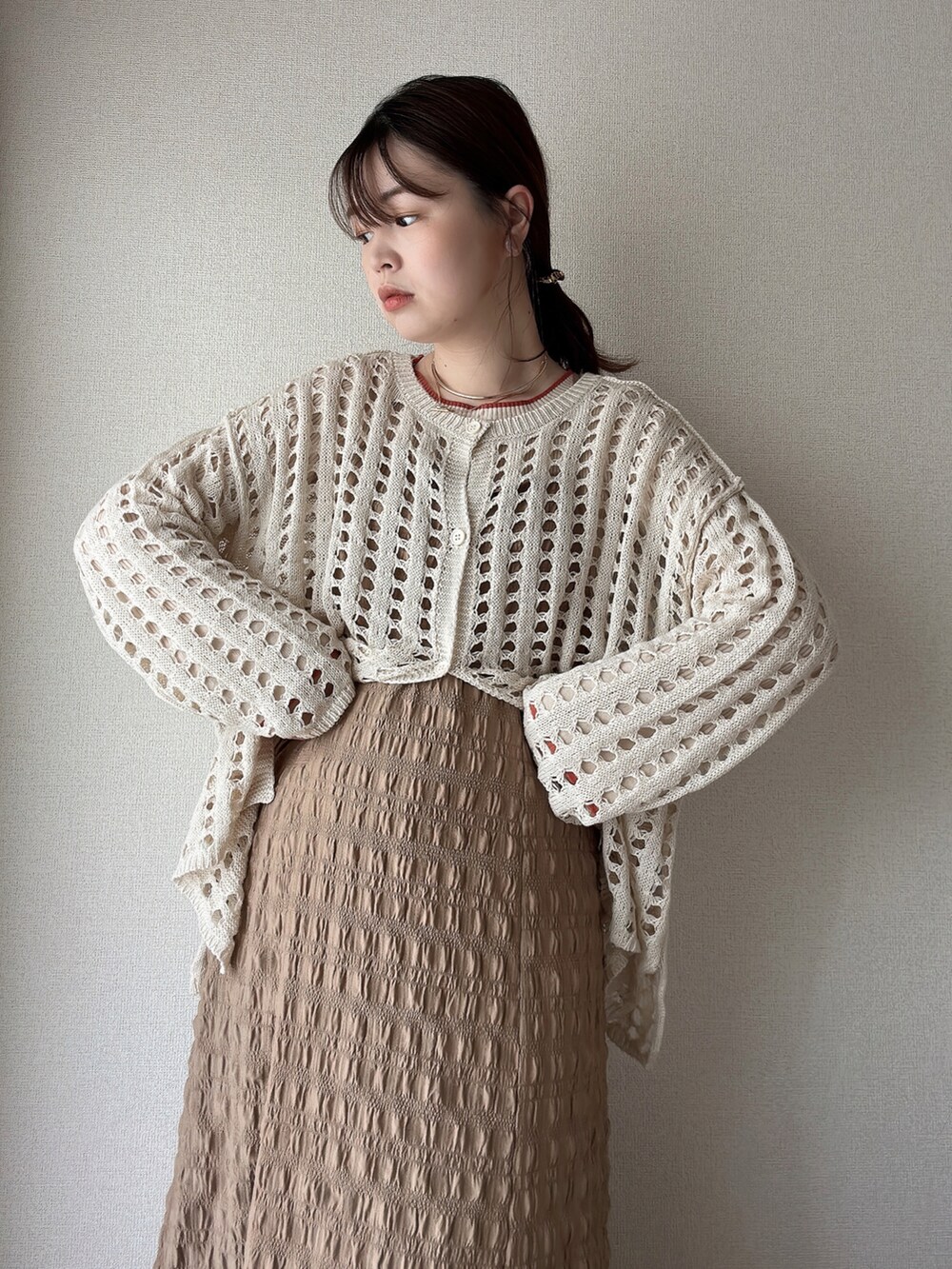 ホワイト系のカーディガン/ボレロ、ベージュ系のワンピース/ドレス、ベージュ系のニット/セーターを着用したレディースの秋コーディネートの2枚目の写真