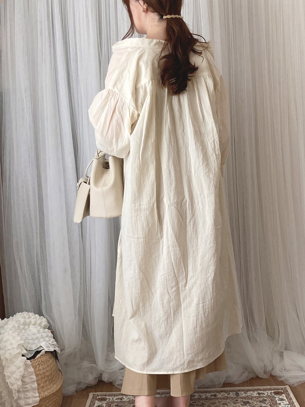 ベージュ系のワンピース、ホワイト系のニット/セーター、ホワイト系のワンピースを着用したレディースの夏コーディネートの5枚目の写真