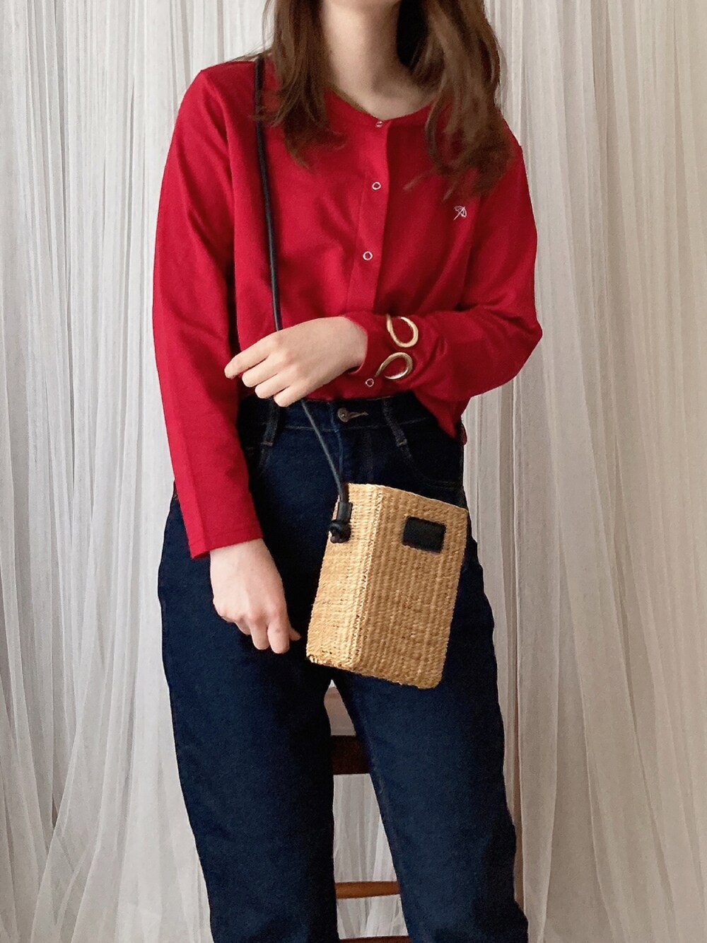 ベージュ系のショルダーバッグ、ブラック系のデニムパンツ、ブラック系のバレエシューズを着用したレディースの夏コーディネートの2枚目の写真