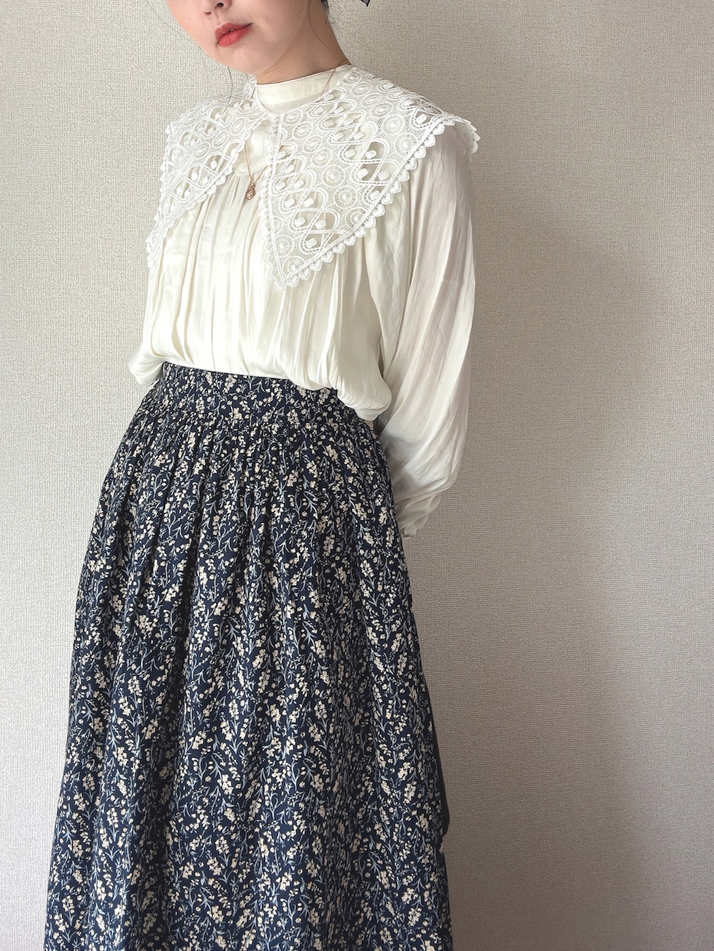 ブラック系のバッグ、ベージュ系のシャツ/ブラウス、その他のスカートを着用したレディースの夏コーディネートの5枚目の写真