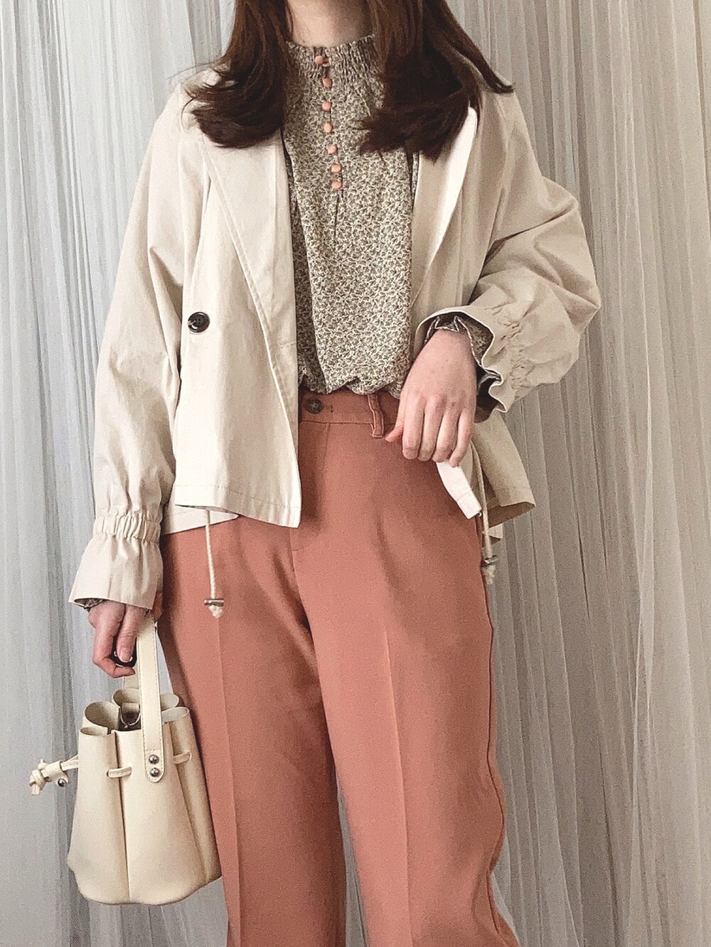 ホワイト系のその他アウター、ベージュ系のシャツ/ブラウス、ホワイト系のバッグを着用したレディースの春コーディネートの2枚目の写真