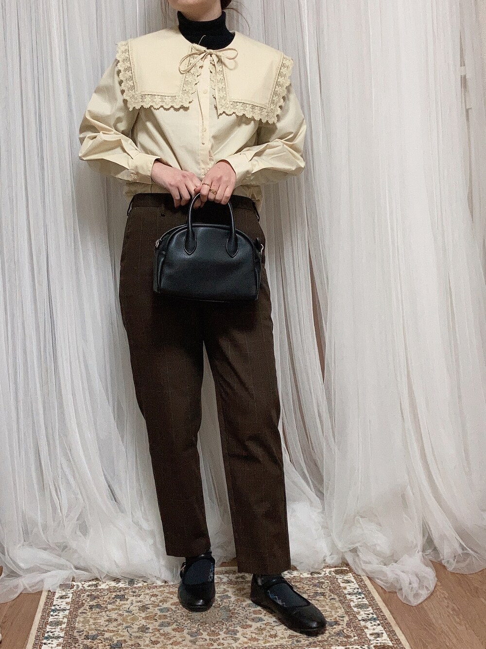 ベージュ系のシャツ/ブラウス、ブラウン系のパンツ、ブラック系のバレエシューズを着用したレディースの冬コーディネートの2枚目の写真