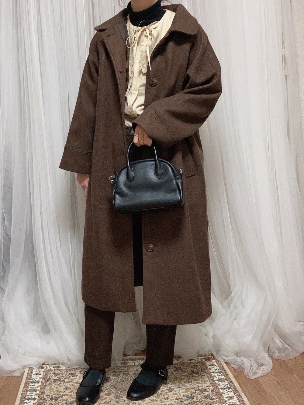 ベージュ系のシャツ/ブラウス、ブラウン系のパンツ、ブラック系のバレエシューズを着用したレディースの冬コーディネートの3枚目の写真