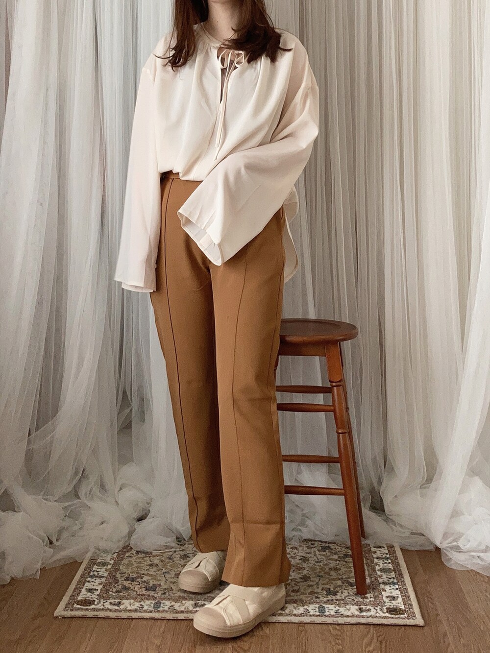 ブラウン系のショルダーバッグ、ブラウン系のその他パンツ、ホワイト系のシャツ/ブラウスを着用したレディースの春コーディネートの2枚目の写真