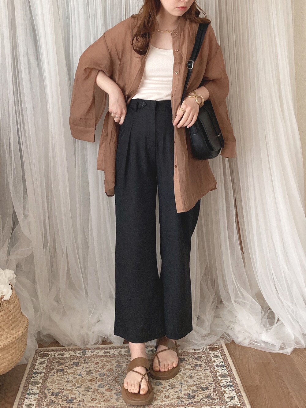 ブラウン系のシャツ/ブラウス、ブラック系のショルダーバッグ、ブラウン系のサンダルを着用したレディースの夏コーディネートの3枚目の写真