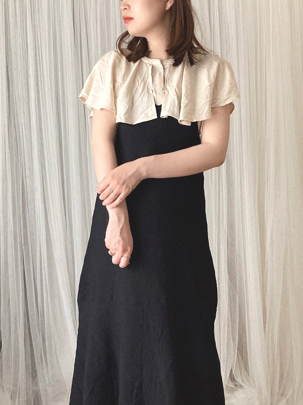 ホワイト系のシャツ/ブラウス、ブラック系のワンピースを着用したレディースの秋コーディネートの2枚目の写真